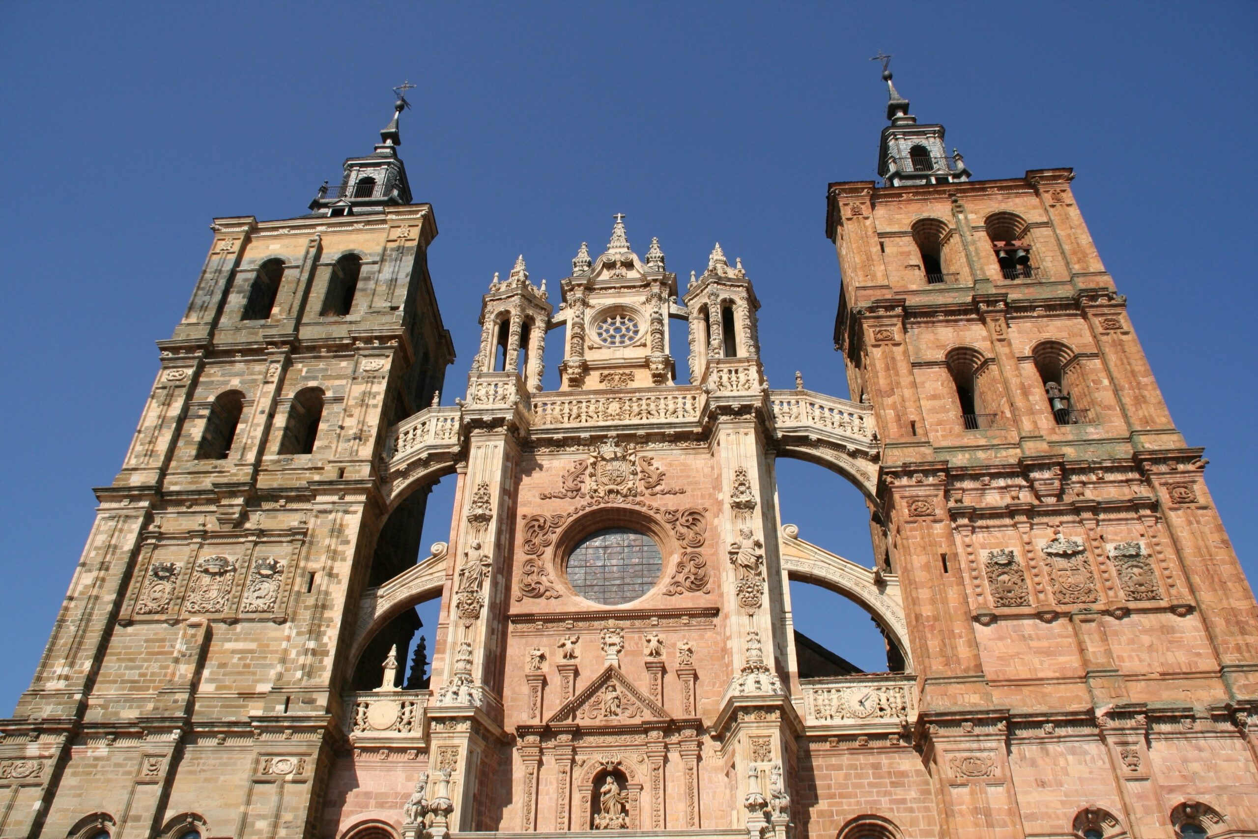 Conoce Castilla y León viajando y saliendo desde Murcia o desde Alicante en viaje organizado.