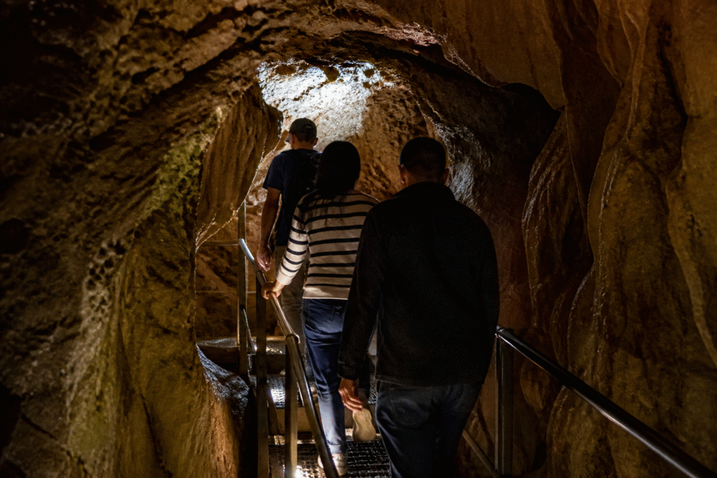 Recorriendo pasarela interior de la Cueva del Puerto en Calasparra en visita