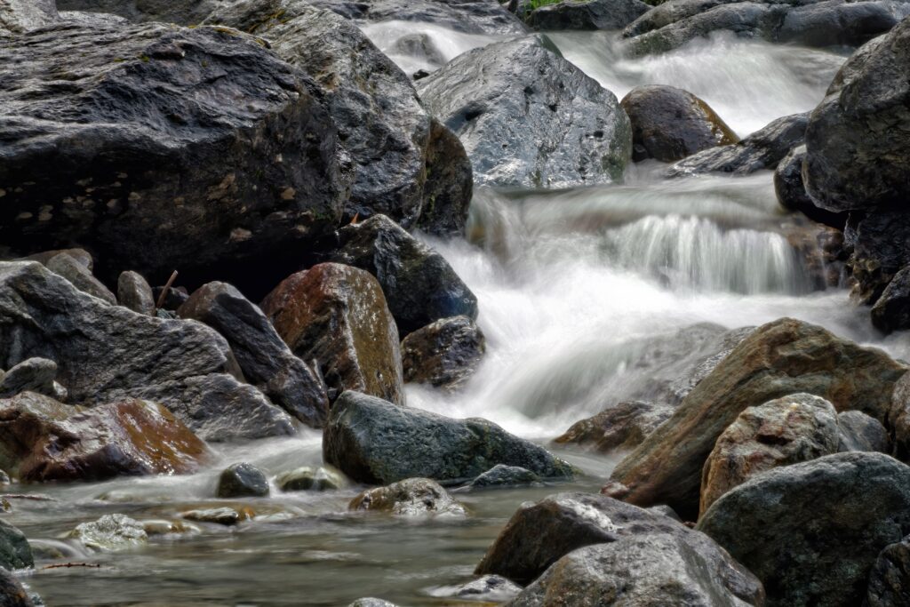 Cuando pensamos en ríos de España, solemos imaginar grandes caudales y paisajes verdes. Sin embargo, en la provincia de Alicante existe un río muy diferente, más discreto pero lleno de historia, cultura y paisajes con encanto: el Río Vinalopó. Este río atraviesa algunos de los pueblos más interesantes del interior alicantino y ha sido durante siglos una pieza clave para la agricultura, la economía y el desarrollo de la zona. Aunque en muchos tramos parece casi seco, el Vinalopó ha moldeado paisajes, conectado ciudades y dejado una huella profunda en la historia de Alicante. Recorrer el valle del Vinalopó es una de las mejores formas de descubrir el interior de la provincia y conocer lugares con identidad propia.