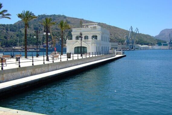 Actividad en lancha Puerto de Cartagena. Costa cercana, como las Algamecas, Cala Cortina y diferentes baterías costeras.